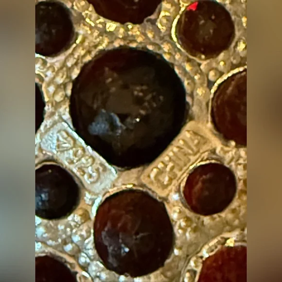 Sterling 13.50 Ct tw Garnet Cluster pendant w/18” magnetic clasp chain. - Picture 8 of 9